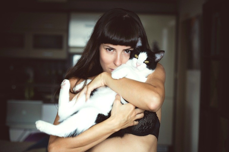 猫抱く女
