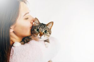 猫　女性　抱っこ