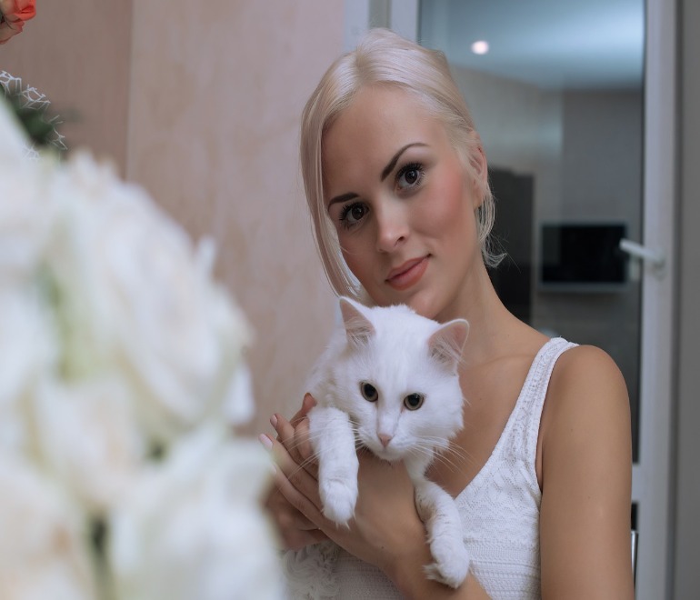 女性と白猫